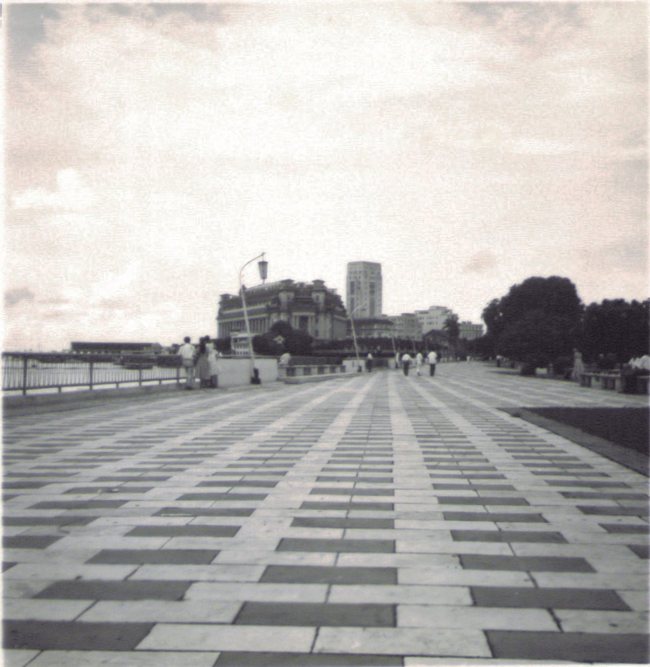 Opened in 1953, Elizabeth Walk was one of the few public parks in Singapore prior to 1965. From the Lee Kip Lin Collection. All rights reserved, Lee Kip Lin and National Library Board, Singapore 2009.